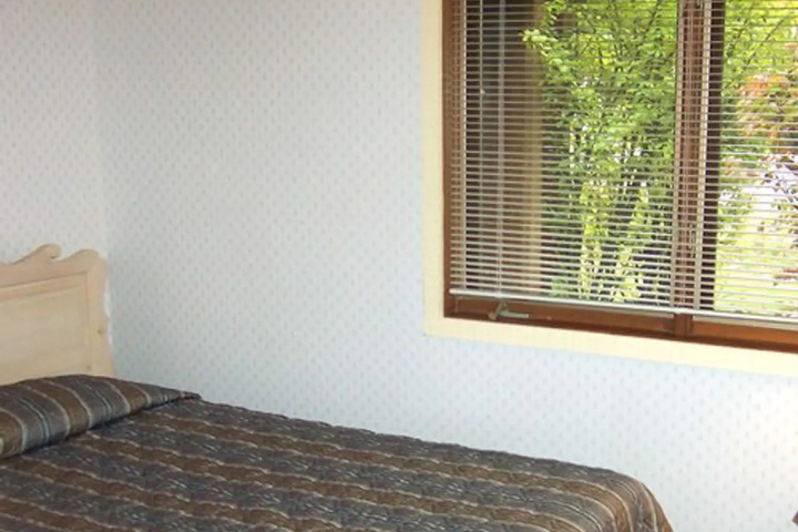 Room 7 of 12