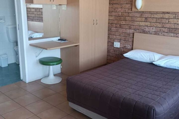 Room 8 of 28