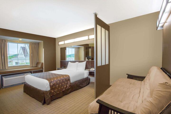1 Queen Bed Accessible Room (19 of 19)