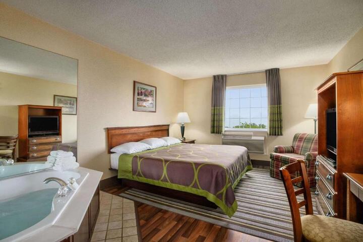 1 King Bed (3 of 10)