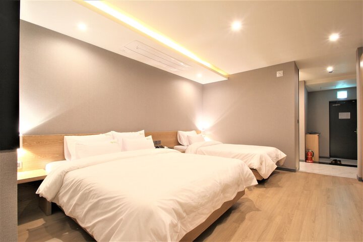 Room 9 of 110
