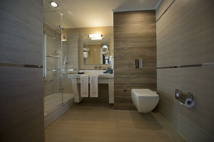 Room 32 of 61
