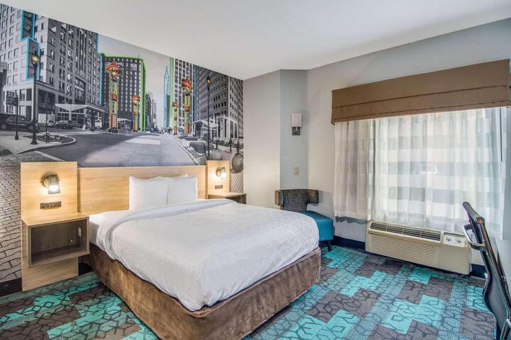 1 Queen Bed Accessible (14 of 16)