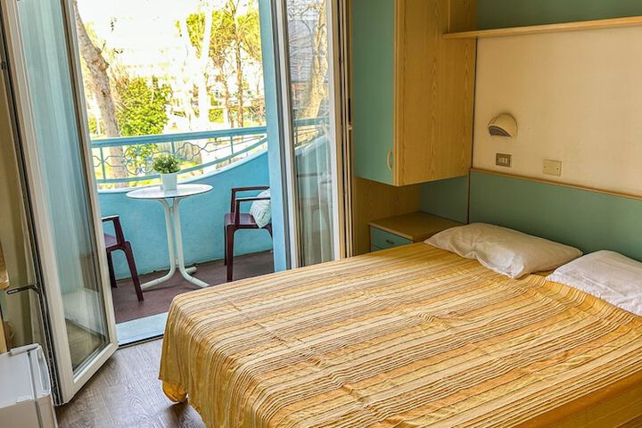 Room 2 of 10