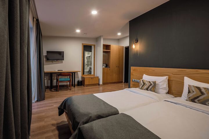 Room 18 of 104