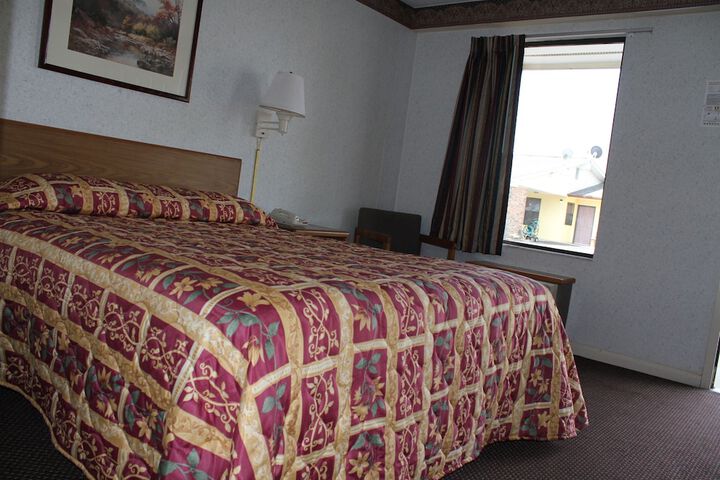 1 Queen Bed (1 of 18)