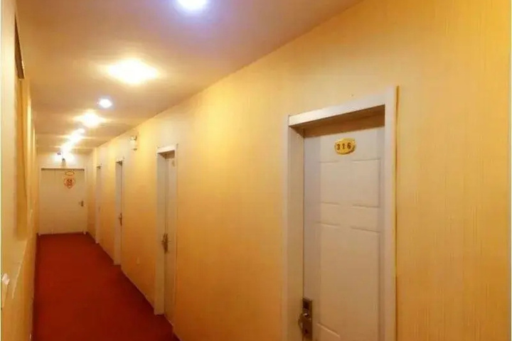 Room 8 of 10