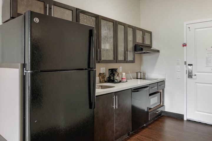 1 Queen Studio Suite with Kitchen (2 of 19)