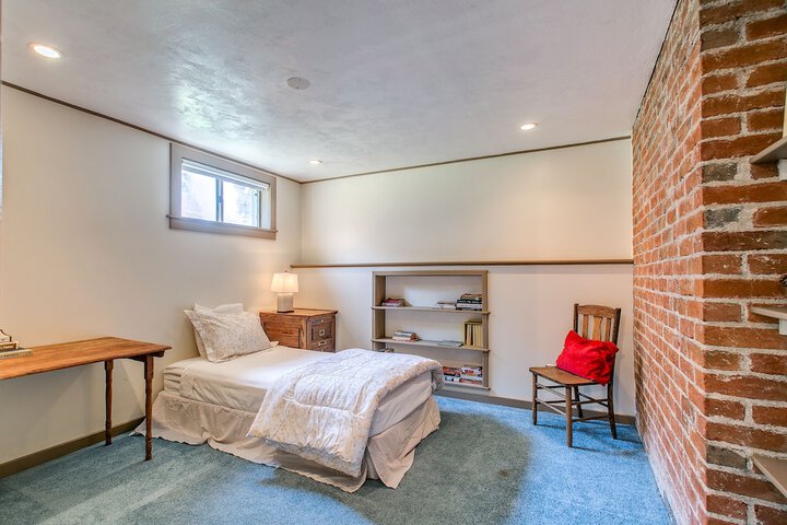 Room 6 of 27