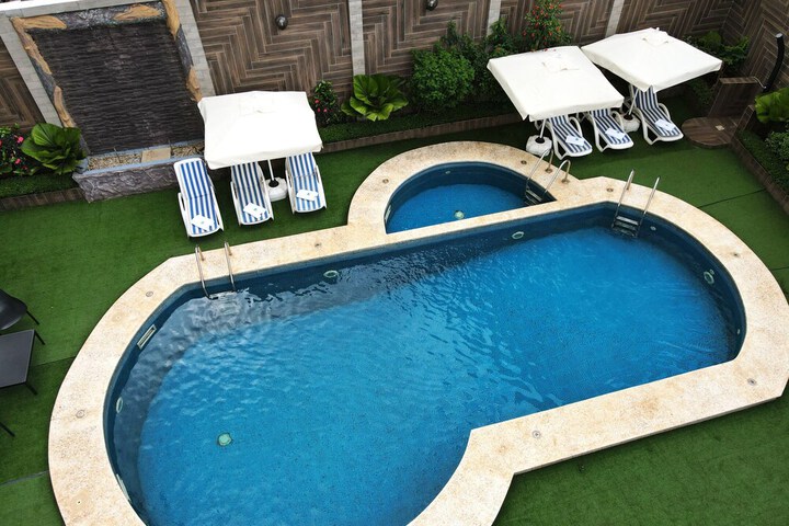 Pool 15 of 36