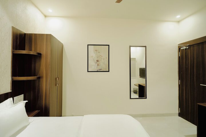 Room 4 of 8
