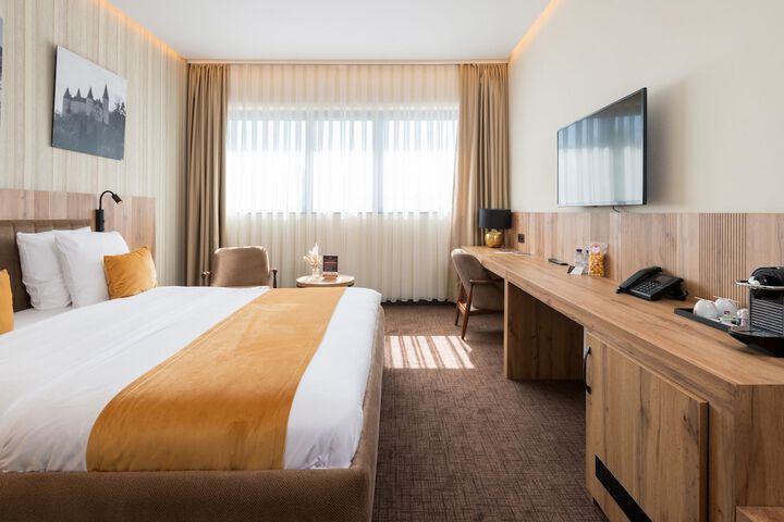 Room 10 of 77