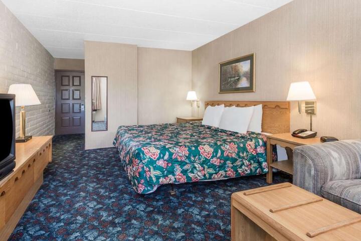 1 King Bed (5 of 5)