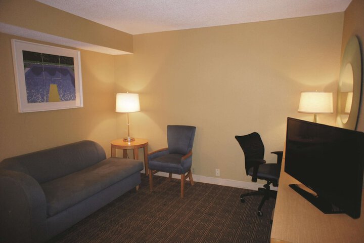 1 King Bed Mobility or Hearing Accessible Room Bathtub with Grab Bars (9 of 15)