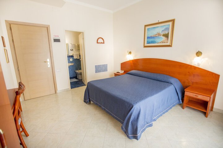 Room 10 of 34