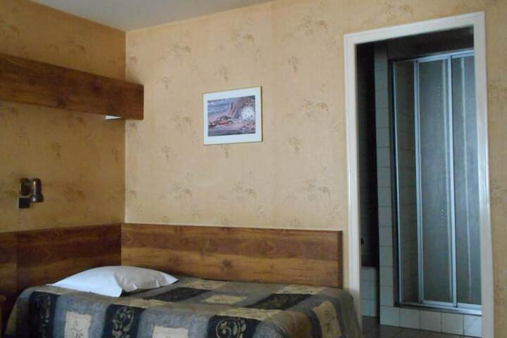 Room 10 of 28