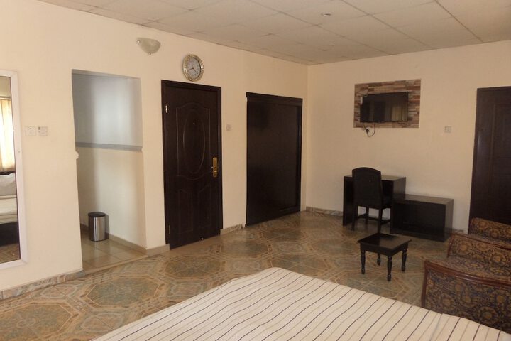 Room 6 of 16