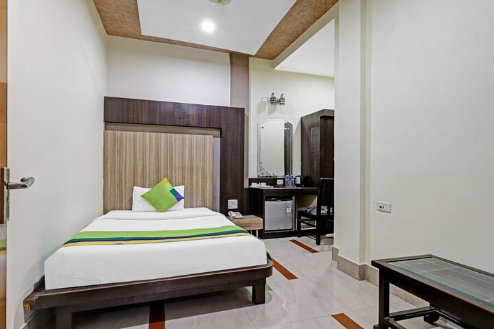 Room 10 of 32