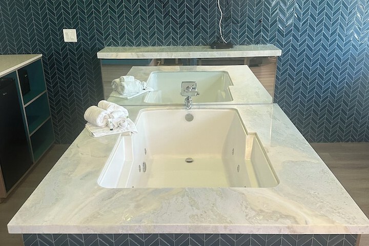 Deluxe King Bed (24 of 54)