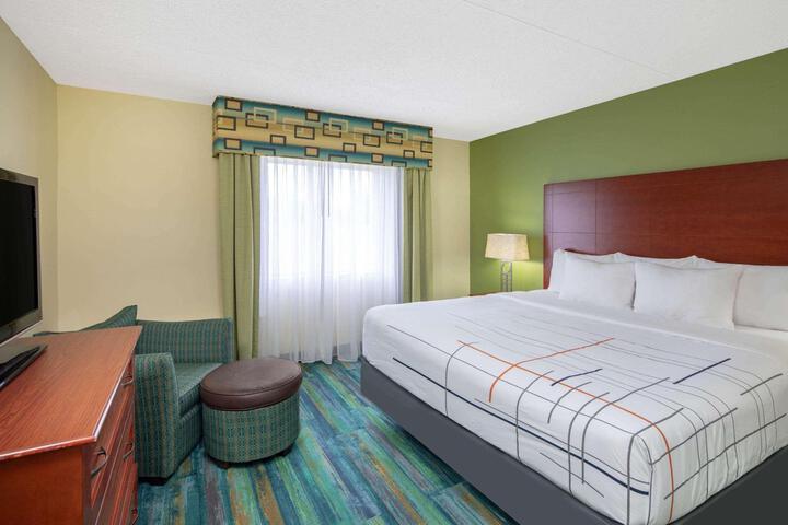 1 King Bed City View Ground Floor (17 of 17)