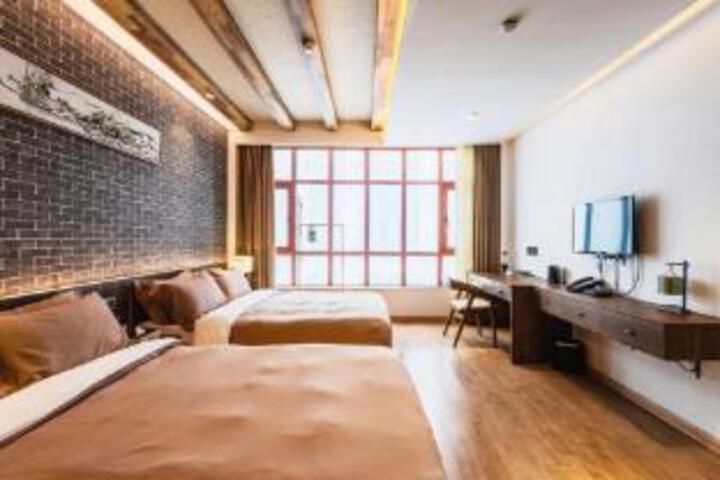 Room 7 of 9
