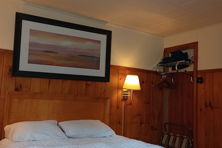 Classic Room 1 Queen Bed (6 of 27)