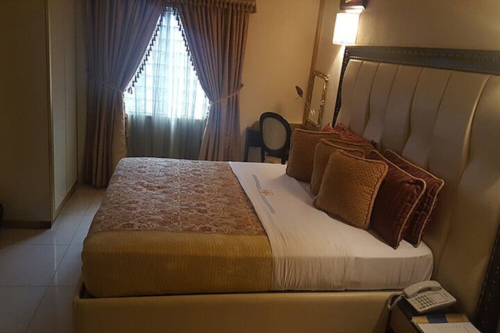 Room 5 of 33