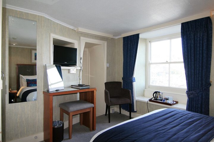 Room 40 of 72
