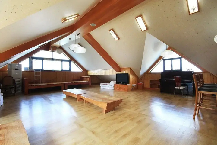 Room 5 of 6