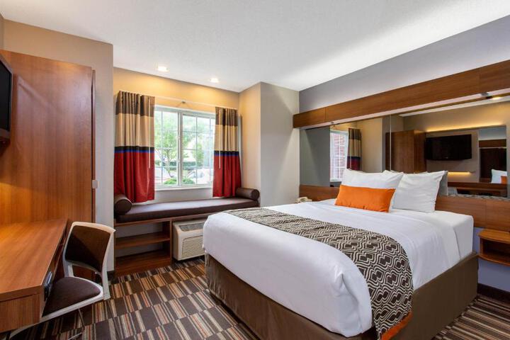 1 Queen Bed (7 of 26)