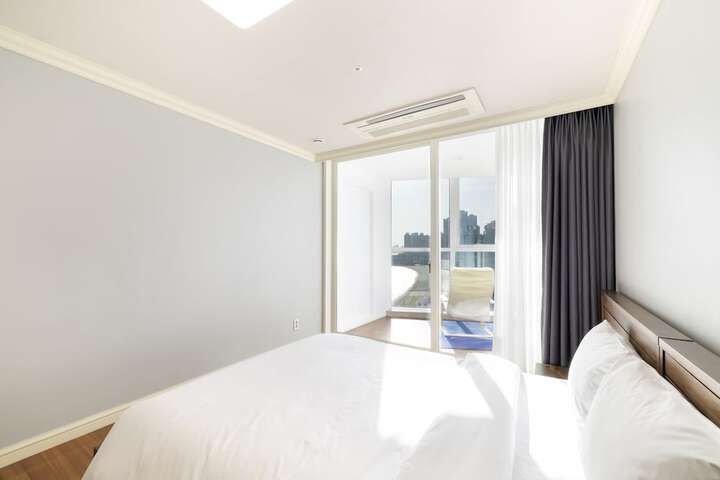 Room 9 of 94