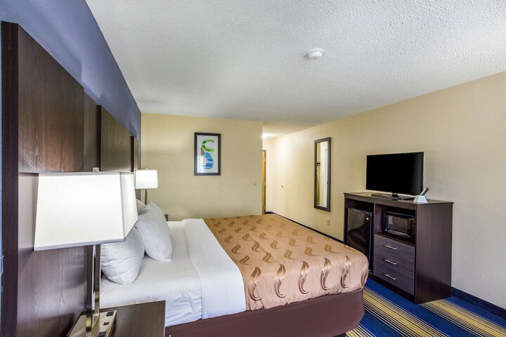 Standard | King Bed (1 of 13)