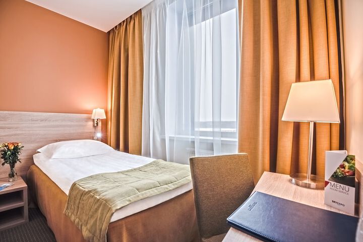Room 8 of 34