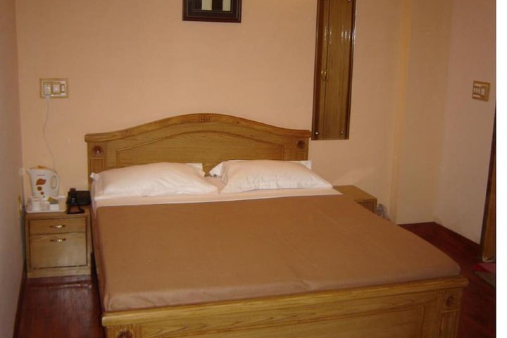 Room 3 of 32