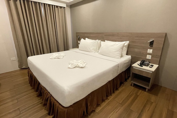 Room 6 of 13