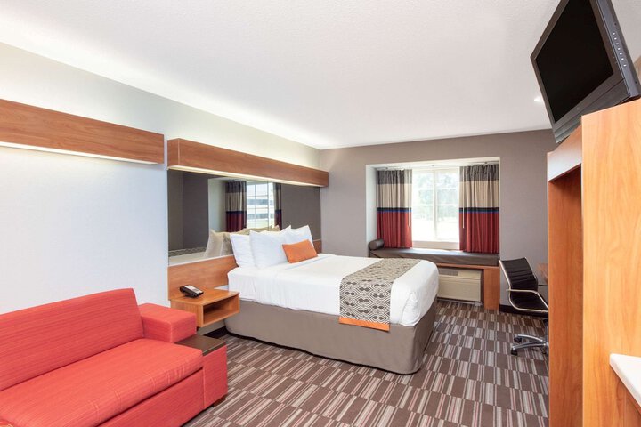 1 Queen Bed (8 of 23)