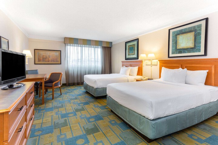 2 Double Beds Deluxe Room Courtyard View (5 of 10)