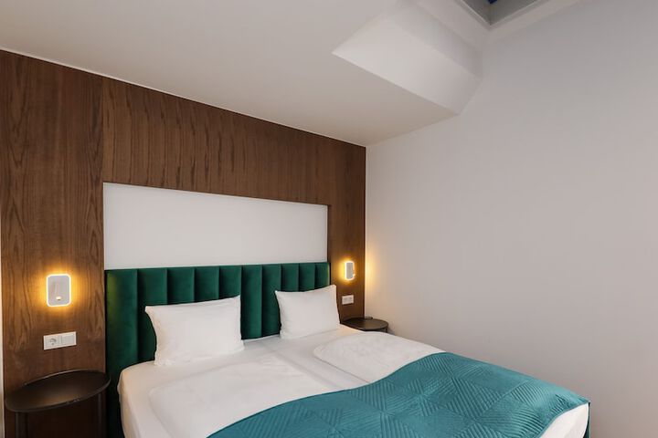 Room 5 of 9