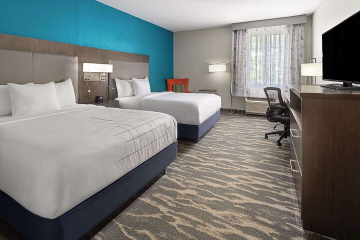 2 Queen Beds (6 of 7)