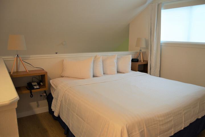 Studio Accessible King Size Bed (14 of 15)