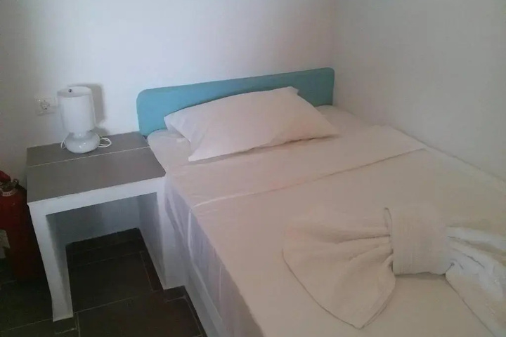 Room 4 of 11
