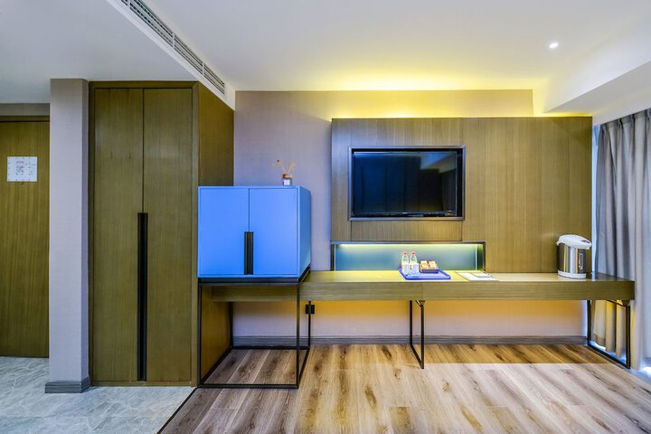 Room 12 of 34