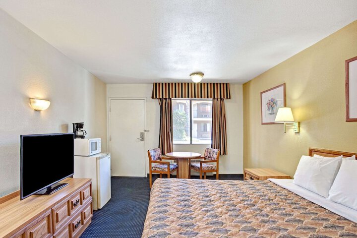 Room 4 of 14