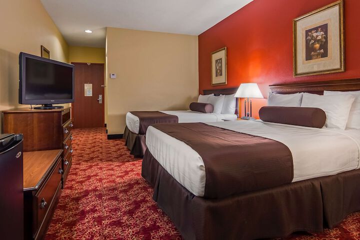 2 Queen Beds High Speed Internet Accessible Microwave and Refrigerator, Coffee Maker Iron and Ironing Board Hairdryer Full Breakfast (9 of 10)