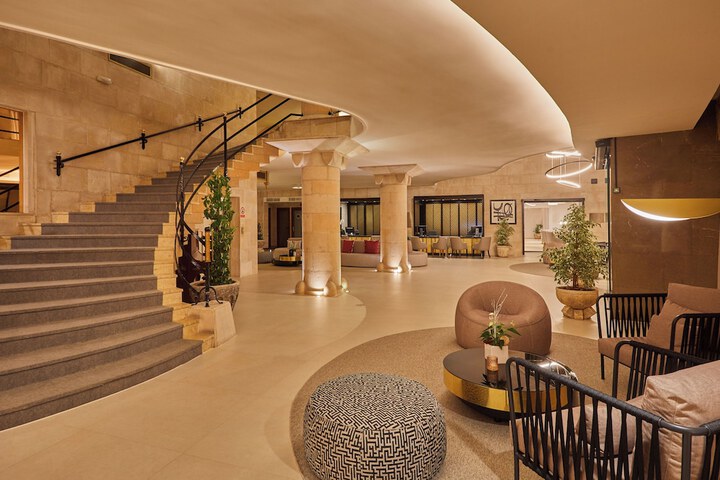 Entrance & Lobby