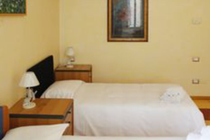 Room 13 of 37
