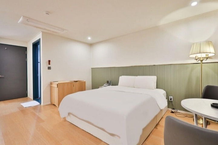 Room 6 of 44