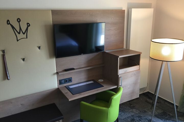 Room 14 of 102