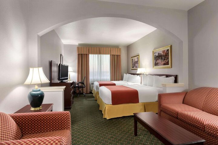 2 Queen Beds (1 of 10)