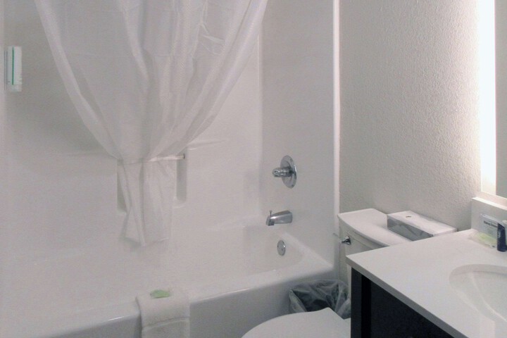 1 Queen Bed (5 of 6)